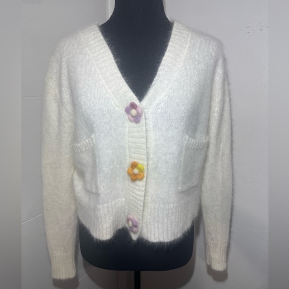 Elegant White Cardigan with Floral Buttons - Picture 3 of 5